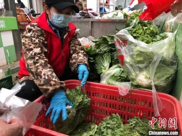 疫情中的“洋留守”老人：不缺食物，更不缺关心