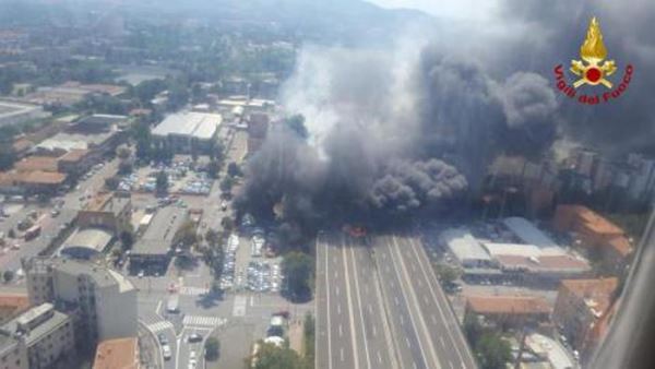 意大利博洛尼亚发生油罐车爆炸 已致3死60多伤