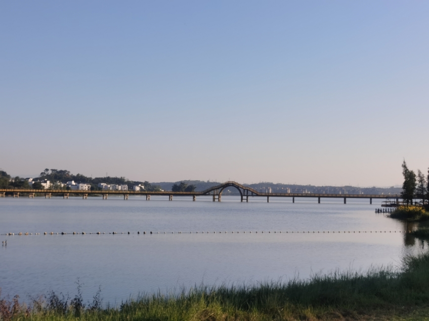 傍晚的苍海湖：湖光山色的灵动之美