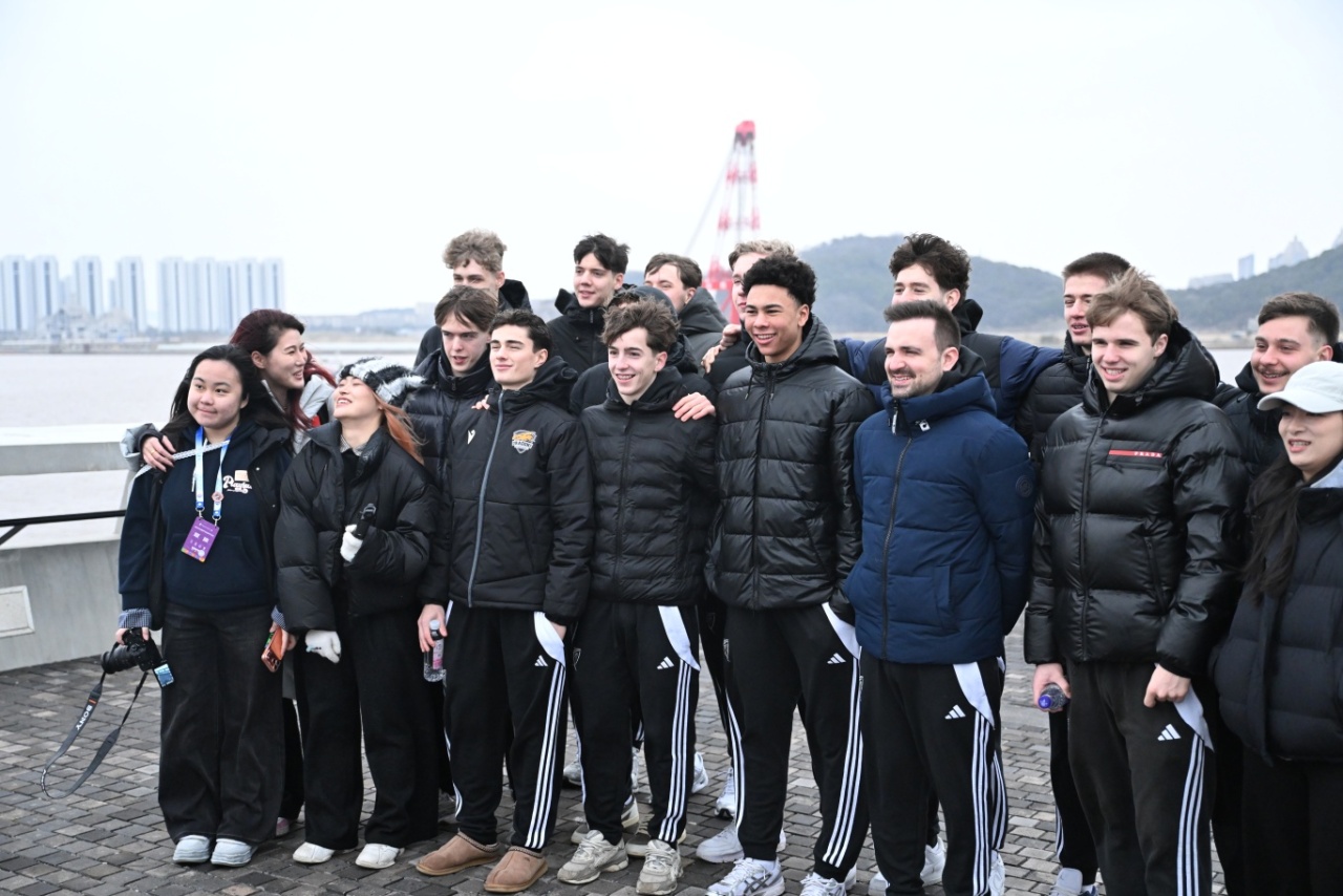 感受渔港文化魅力！中外学生球员打卡沈家门！