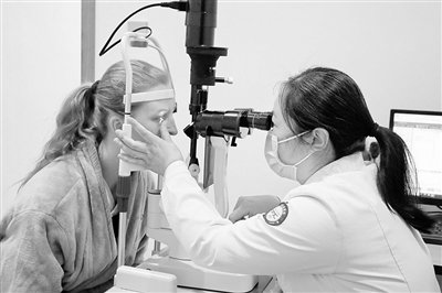 年底华侨和外籍友人抵温体检热