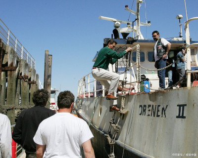 一非法移民船在意大利南部海域遇险致18人死亡