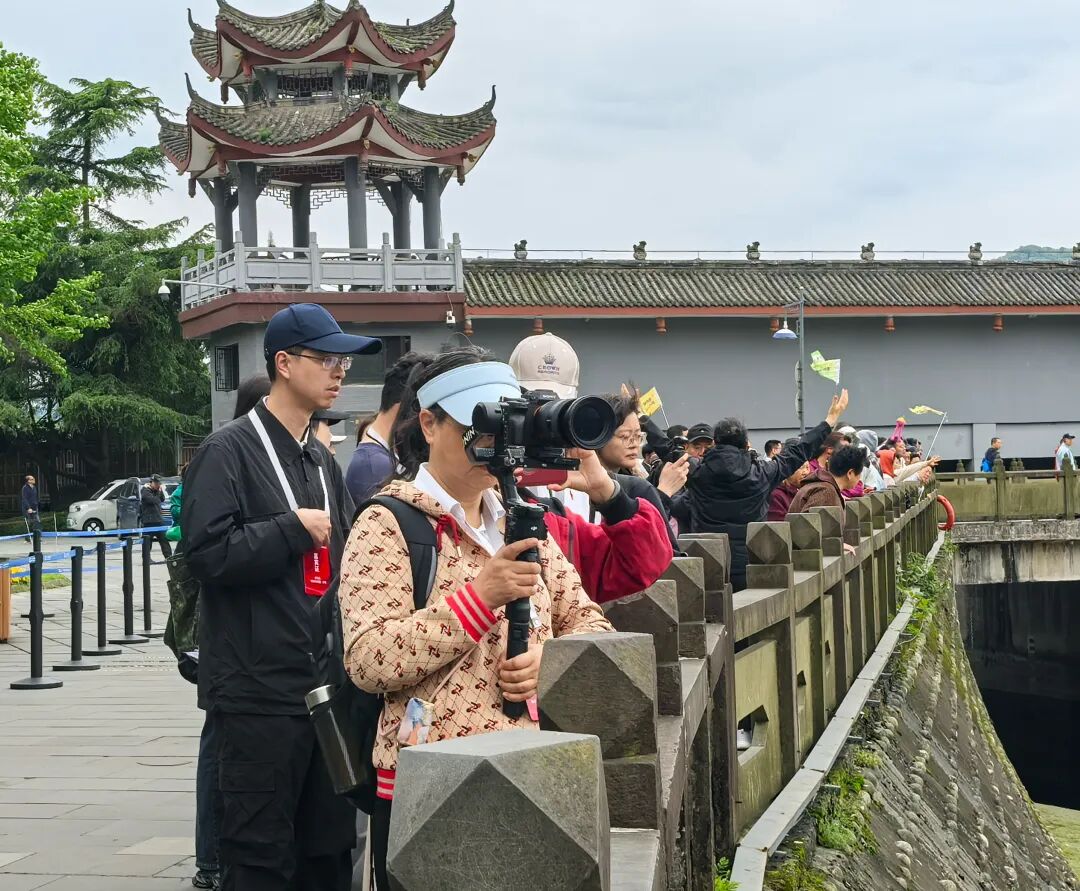 海外华文媒体齐聚都江堰 探访千年水利工程 体验青城武术魅力