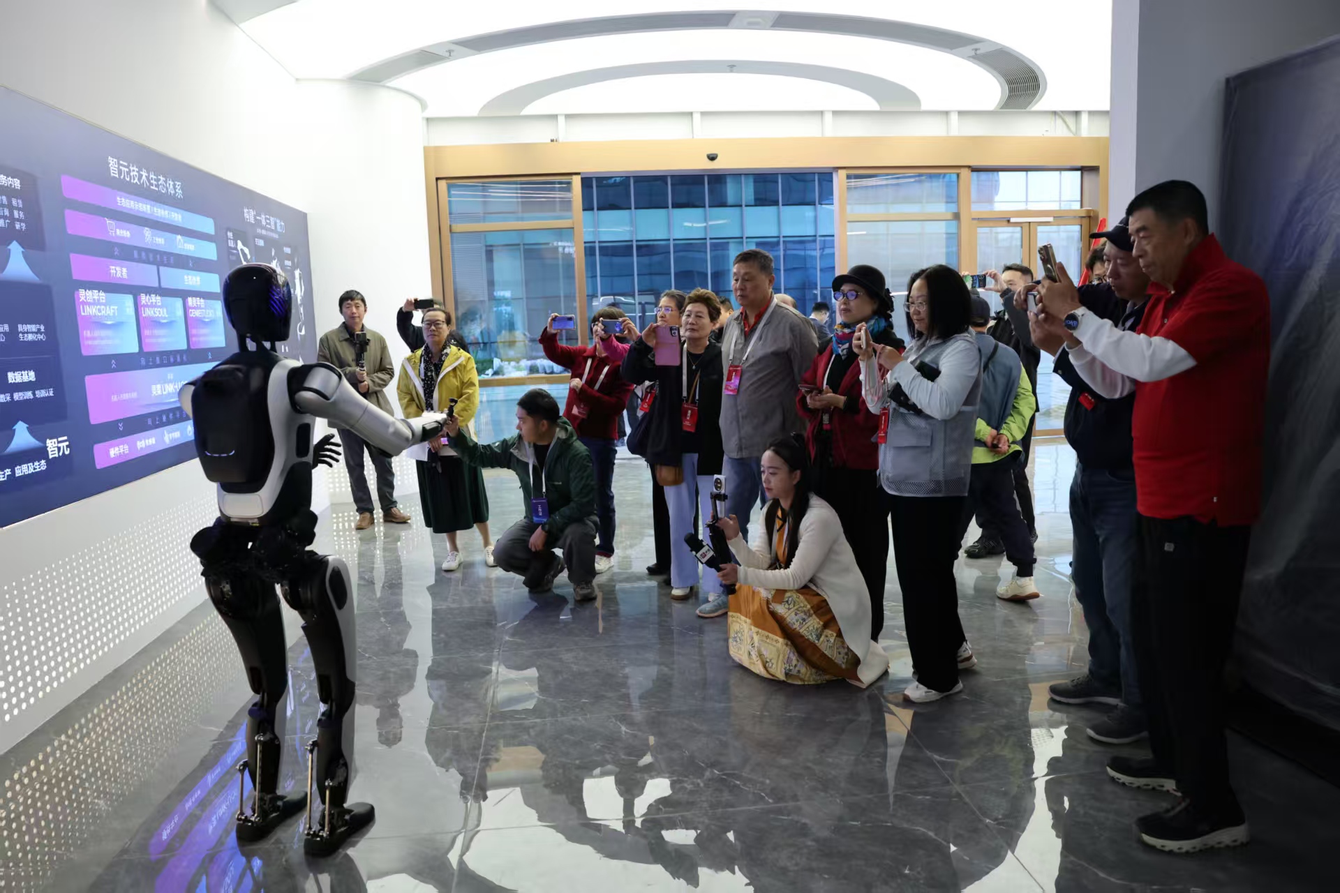 智元西南具身智能产业基地:亲眼见证中国AI机器人硬核实力