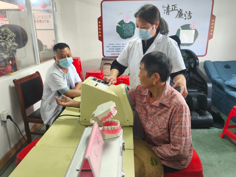 粽香传情 父爱如山 兰溪开展双节暖心公益活动