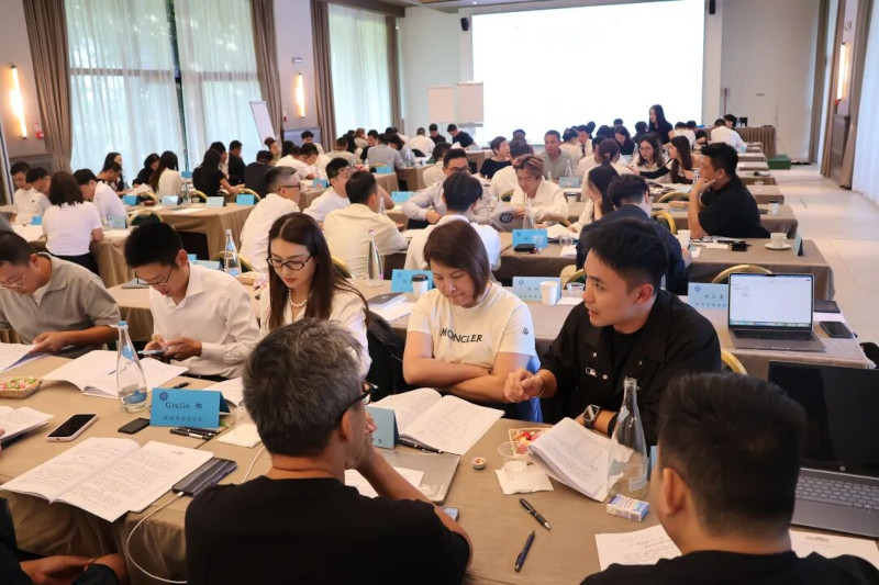 “00后二代”与父辈同堂学习 品牌升级与代际传承成欧洲华商企业家关注焦点