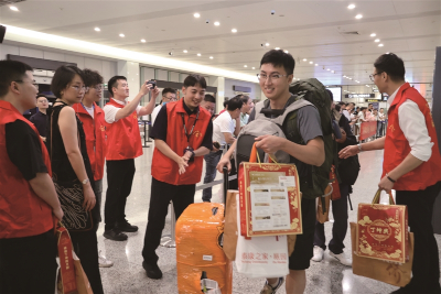 231名西班牙侨胞打“飞的”回温过中秋