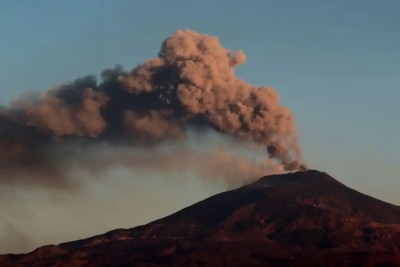 受火山灰影响 意大利西西里岛一机场持续停运