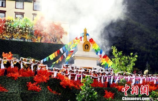 四川理县举办红叶温泉节 倾力打造生态旅游品牌
