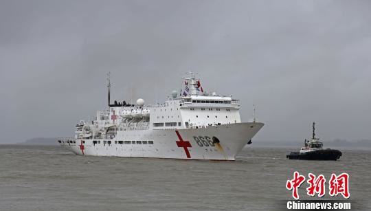 中国海军和平方舟医院船首访莫桑比克