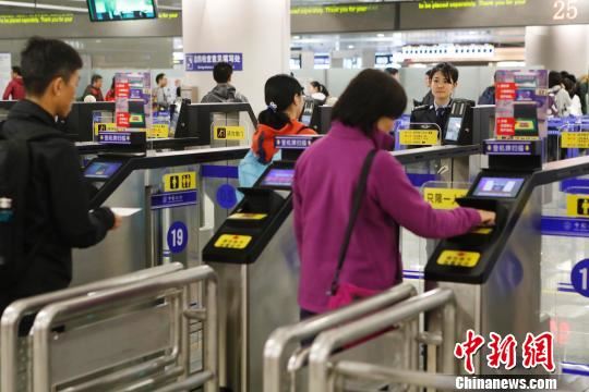 浦东机场再增21条出境自助通关通道 方便旅客出入境