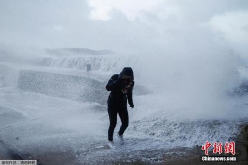 当地时间2018年1月3日，法国欧代维尔，风暴“埃莉诺”席卷诺曼底海岸。