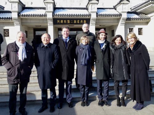 1月8日，陈文雄与部分法国政府访华代表团成员在秦始皇兵马俑博物馆合影。(图片来源：欧洲时报)