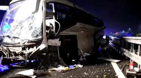 中国游客大巴在米兰发生交通事故 车头被撞变形