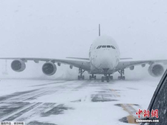 资料图：一架新加坡航空的A380飞机因为暴风雪，从纽约的肯尼迪机场转移到斯图尔特机场。
