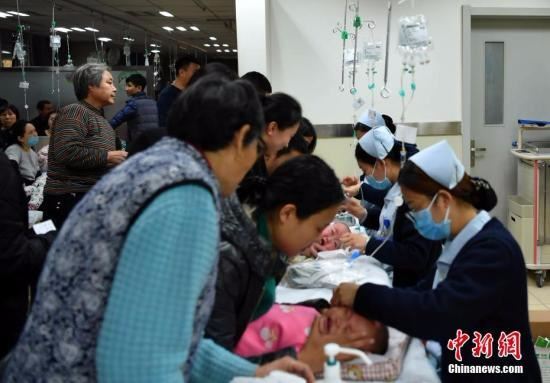 1月5日，河北省儿童医院呼吸科大厅内，抱着孩童前来看病的父母们摩肩接踵。<a target='_blank'  data-cke-saved-href='http://www.chinanews.com/' href='http://www.chinanews.com/'></table>中新社</a>记者 翟羽佳 摄