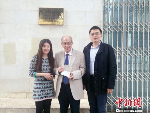 莫瑞斯·托帕兹获得签证后与中国驻以色列大使馆官员合影。　钟欣　摄