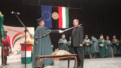 张国治先生在匈牙利“文化骑士”称号授予仪式上。(图片来源：匈牙利《欧洲论坛》)