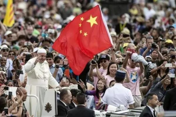 ▲2016年6月，圣彼得广场上，有人在教皇方济各身畔挥舞着中国国旗（图片来源：《纽约时报》网站）
