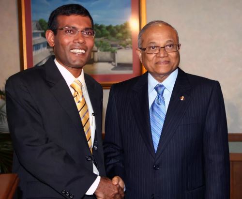 　2008年，刚当选马尔代夫新任总统的纳希德(左)与时任总统加尧姆合影。新华社记者陈占杰摄