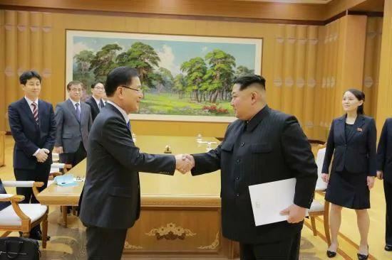 ▲3月5日，朝鲜最高领导人金正恩与韩国总统特使团团长郑义溶在平壤会面。