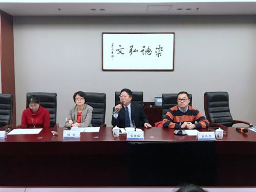 北京华文学院副院长张德瑞致辞。