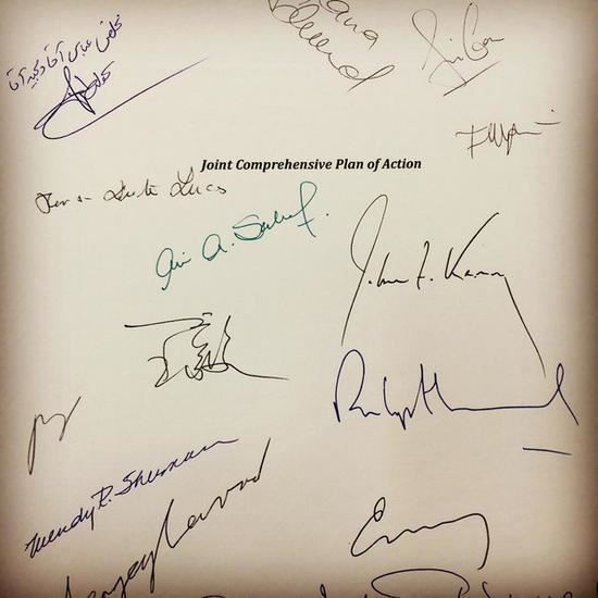 2015年7月14日，各国代表在JAPOA文件封面签字 图源维基百科