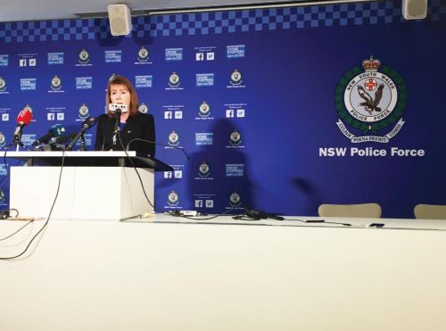 负责该案的新州警司豪利特在新闻发布会上。(图片来源：澳洲新快网)