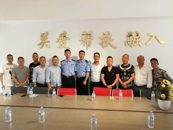 中国警官到普拉托华助中心与当地侨领座谈 商讨更好为侨胞开展保驾护航