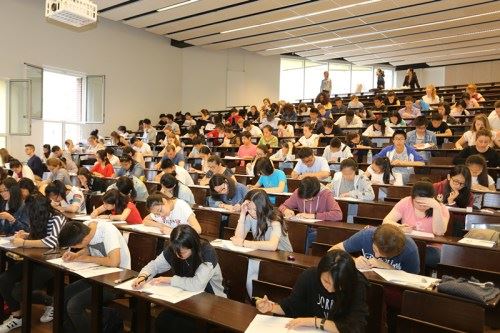 法国学生参加HSK考试。(法国《欧洲时报》/黄冠杰 摄)