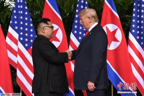 当地时间6月12日上午，朝鲜最高领导人金正恩与美国总统特朗普在新加坡嘉佩乐酒店举行首次会晤，双方握手致意。
