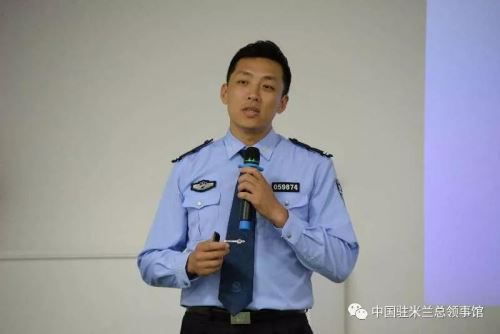 在意巡逻的中国警官走进侨社 宣讲“防范电信诈骗”