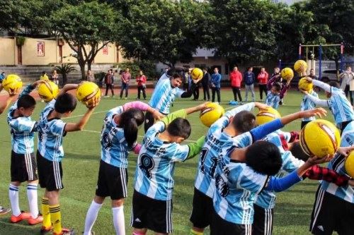 唐清慧公司选派的阿根廷足球教练团队进驻全国各大中小学进行执教，助力中国足球事业发展。受访者供图