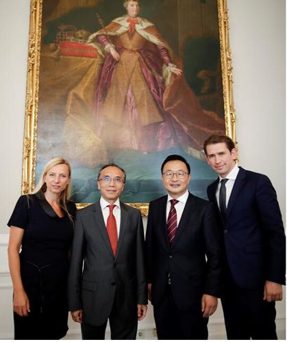 中国驻奥地利使馆李晓驷大使(左二)应邀出席授衔仪式，与詹维平(右二)和总理库尔茨合影。