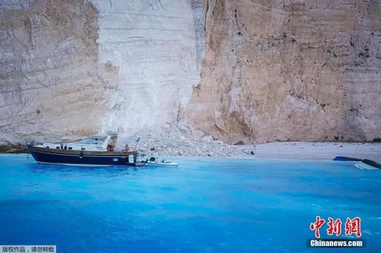 当地时间9月13日上午，希腊著名旅游胜地扎金索斯岛沉船湾发生岩石塌方，大量坠落的碎石落入海湾后掀起了巨大的波浪，导致至少三艘游船倾覆。当地消防团队已经展开营救落水游客的行动。图为发生塌方的现场。