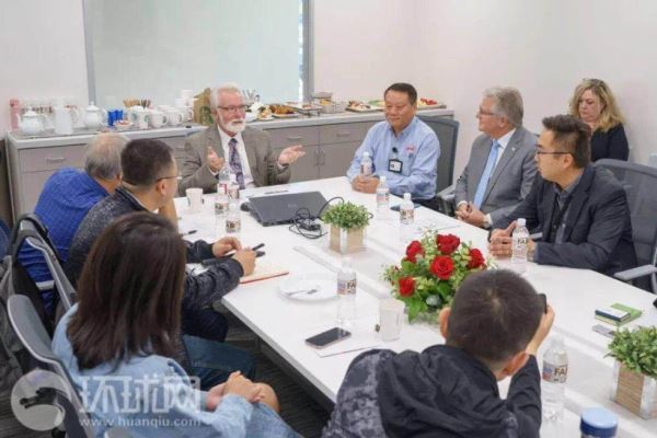 兰卡斯特市长帕瑞斯与中国网络名人环球行团员座谈。