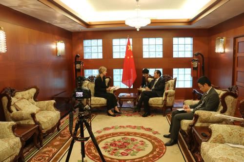 桂从友大使就媒体交流和中瑞关系接受瑞典《记者报》专访。(图片来源：中国驻瑞典大使馆网站截图)