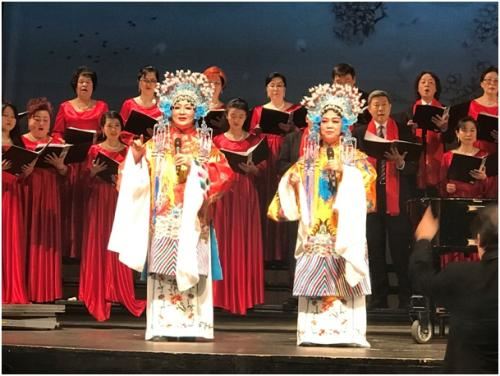 匈牙利星光合唱团表演京剧领唱的《梨花颂》。图片来源：匈牙利《欧洲论坛》