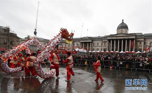 2月10日，在英国伦敦特拉法加广场，人们进行舞龙表演。 当日，特拉法加广场举行盛大春节庆典，庆祝中国农历新年。 新华社记者韩岩 摄