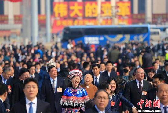3月8日，十三届全国人大二次会议在北京人民大会堂举行第二次全体会议。图为参会代表步入会场。

<a target='_blank' href='http://www.chinanews.com/'>中新社</a>记者 杜洋 摄