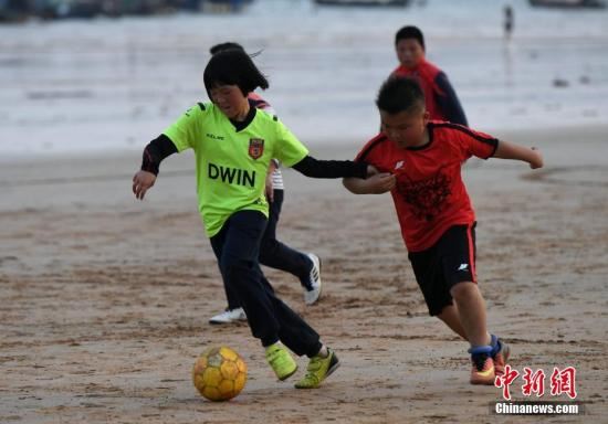 资料图：球员正在沙滩上踢比赛。<a target='_blank' href='http://www.chinanews.com/'>中新社</a>记者 王东明 摄