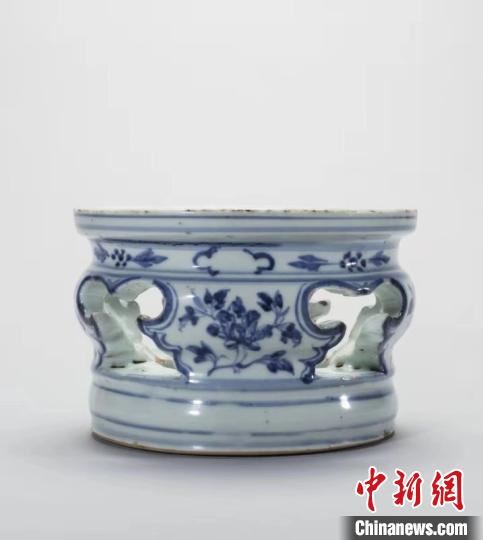 王亮藏品：明代洪武青花花卉纹器座。王亮供图