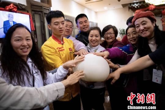 世界华文媒体高层代表感受面食吹成的“气球”。　韦亮 摄