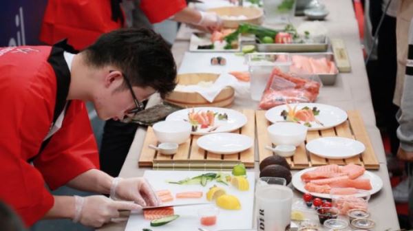 华人选手在“首届巴黎日本寿司厨艺大赛”上大比拼。(图片均由《欧洲时报》记者 欧文 摄)