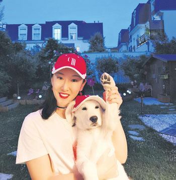 Claire为狗狗改了一顶同款的小红帽。(图片来源：欧洲时报)