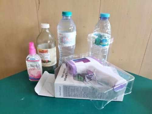 印尼泗水新中三语学校为外派老师们发放的防疫物资。(受访者供图)