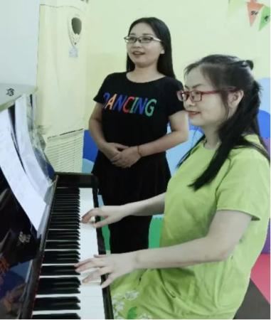 外派教师在弹钢琴。受访者供图