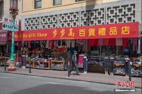 当地时间5月18日，一名戴口罩男子路过美国旧金山华埠一家店铺。<a target='_blank' href='http://www.chinanews.com/'>中新社</a>记者 刘关关 摄 