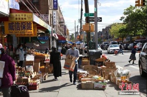 　资料图：当地时间5月12日，纽约市布鲁克林八大道，商贩在摆摊做生意。 <a target='_blank' href='http://www.chinanews.com/'>中新社</a>记者 马德林 摄