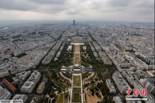 资料图：法国巴黎埃菲尔铁塔顶层俯瞰巴黎。